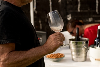 בליין עם כוס יין ביד באירוע חגיגת יין בגולן